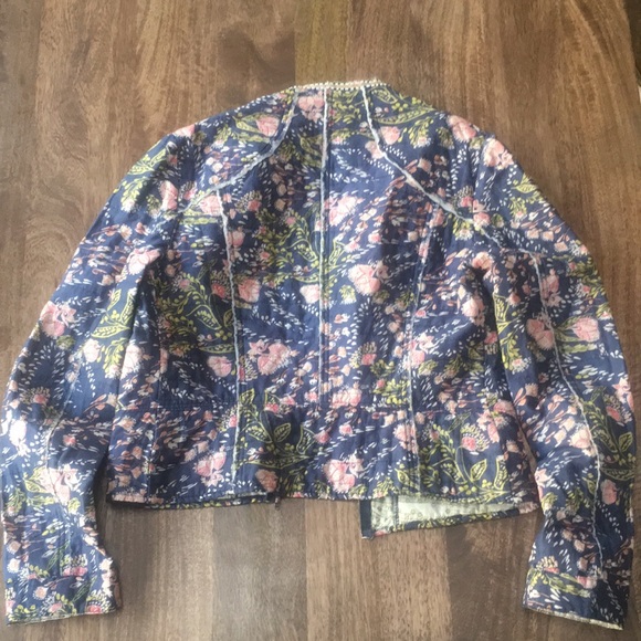 Quilted Floral Jacket 🌸 - Picture 3 of 8